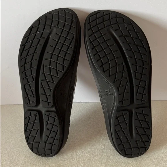 OOFOS flip flops - Picture 8 of 11